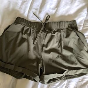Zyia Summer Shorts in olive (L)